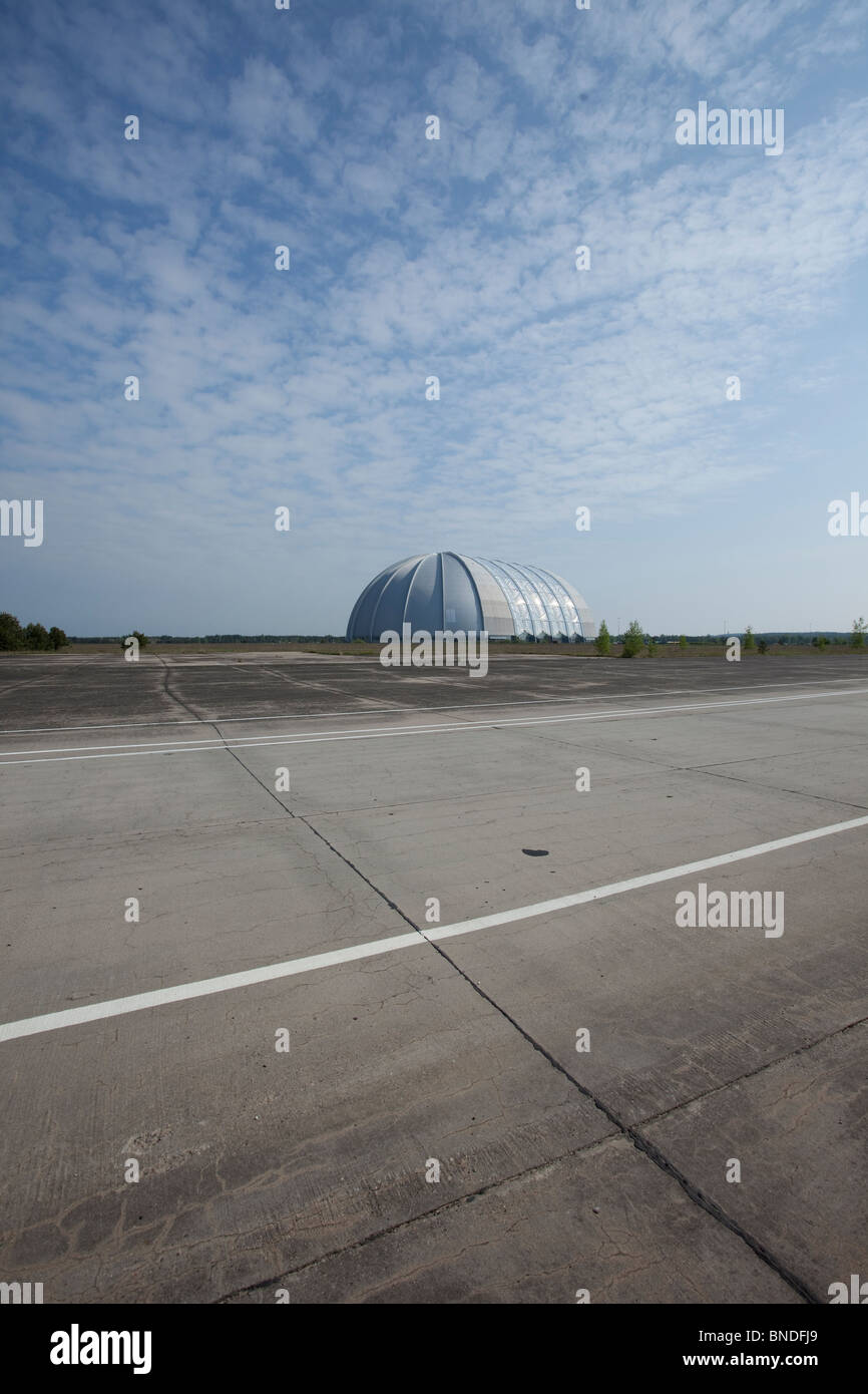 Massive Zeppelin-Luftschiffhalle in Deutschland Stockfoto