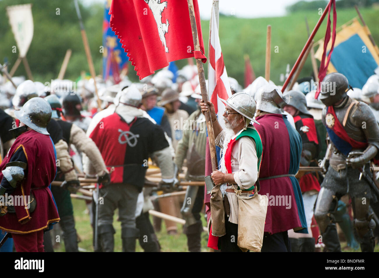 Haus von York Fahnenträger auf dem Schlachtfeld bei der Nachstellung der Schlacht von Tewkesbury. Mittelalter-fest 2010 Stockfoto