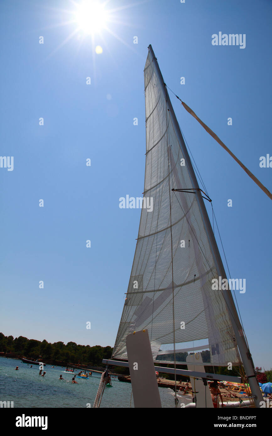 Kajütsegelboot Großsegel vor blauem Himmel Stockfoto