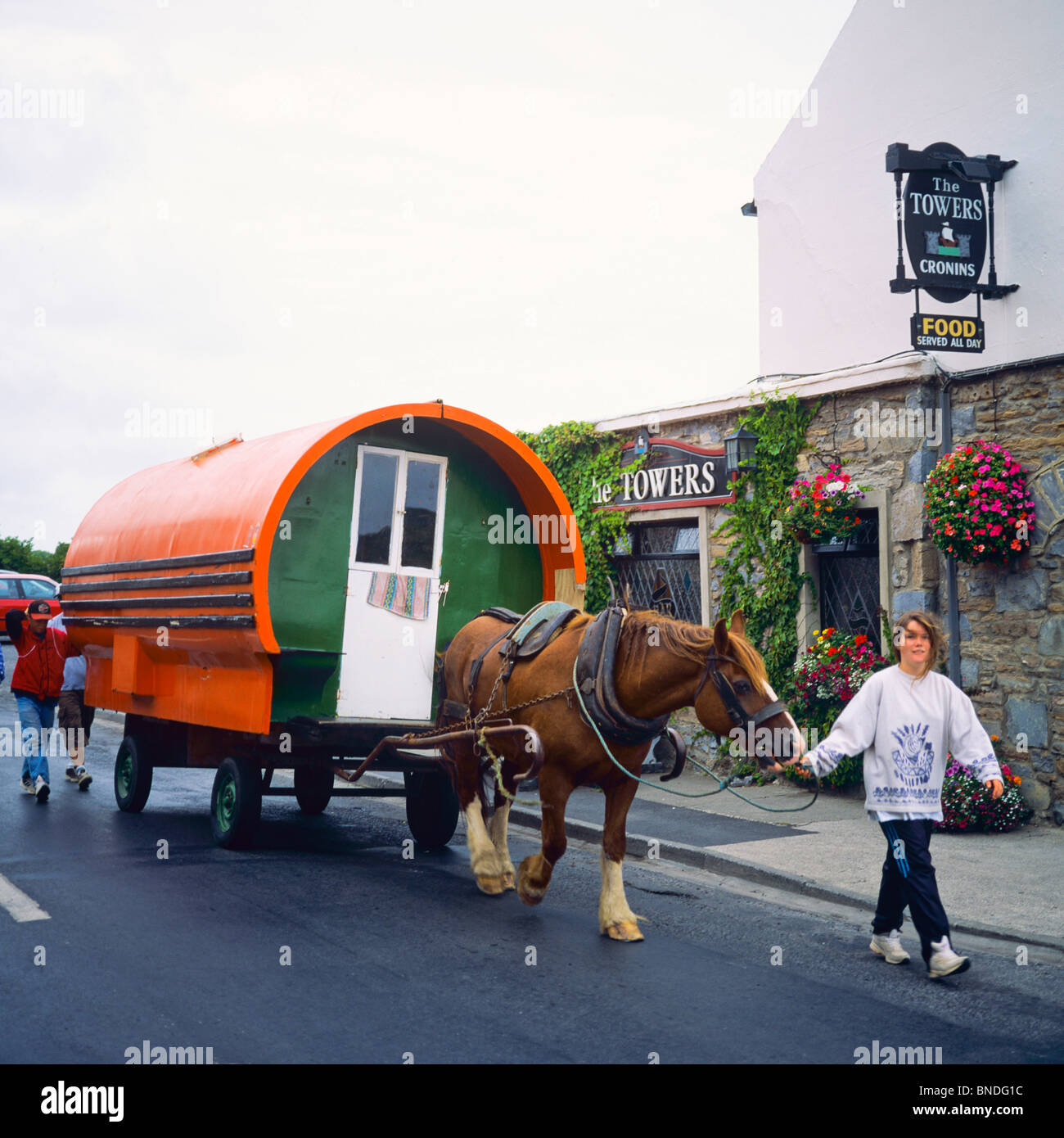 Mädchen, die von Pferden gezogenen Zigeunerwagen, Westport, Grafschaft Mayo, Irland Europa Stockfoto