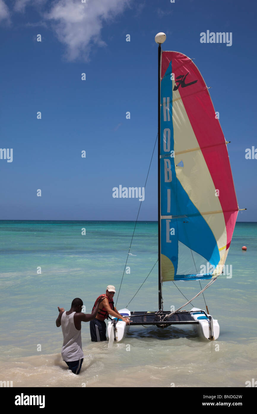 Trainer und Touristen mit Katamaran. Stockfoto