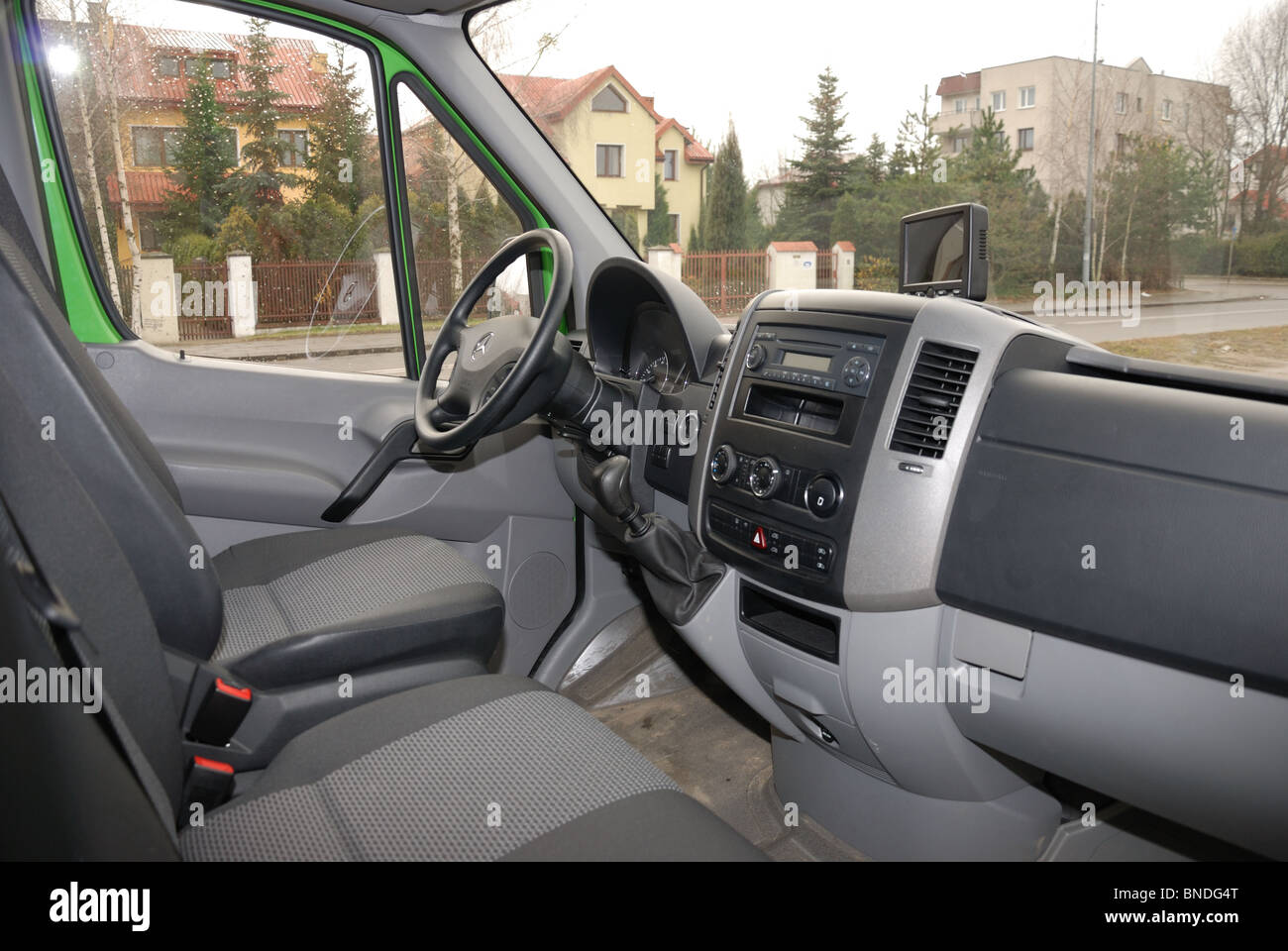 https://c8.alamy.com/compde/bndg4t/mercedes-benz-sprinter-260-cdi-van-grun-l3h2-deutsch-mcv-van-interieur-kabine-dashboard-bndg4t.jpg