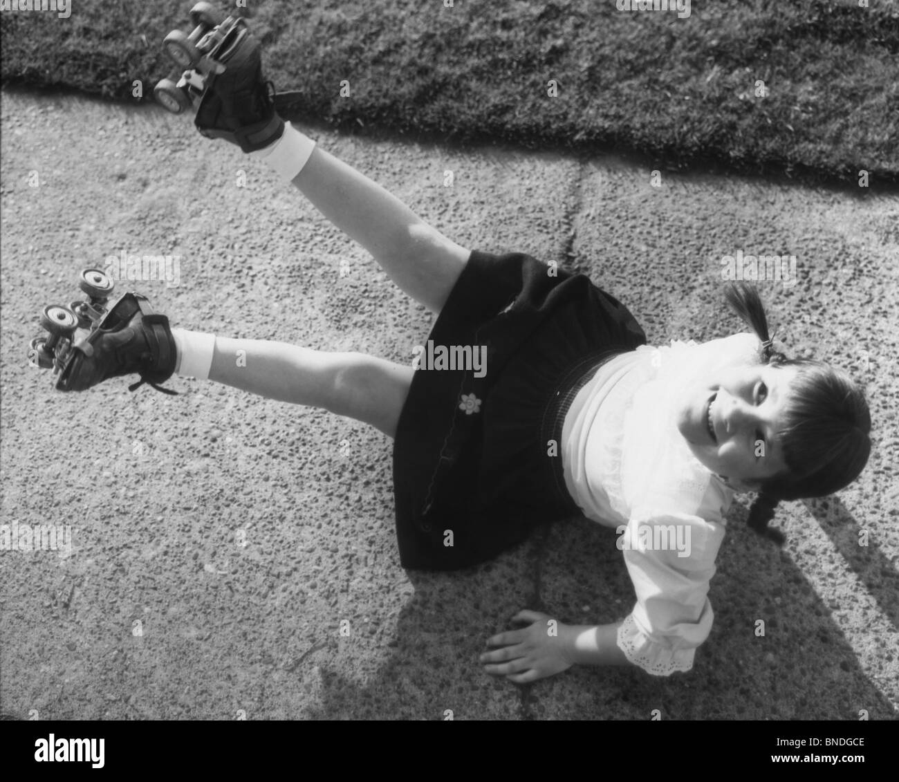 Erhöhte Ansicht eines Mädchens herunterfallen Stockfoto