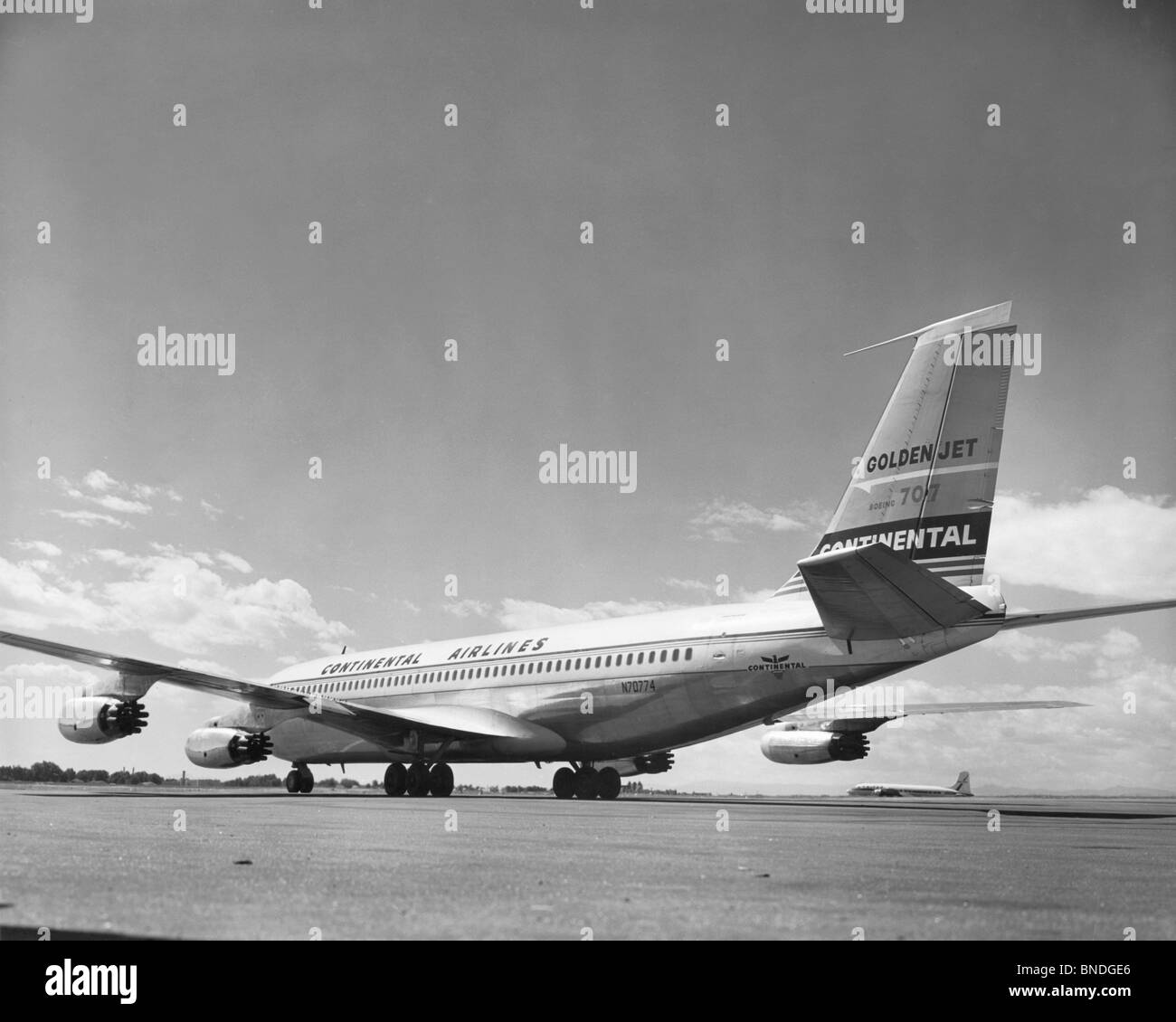 Niedrigen Winkel Ansicht eines Flugzeugs auf einer Startbahn, Boeing 707 Stockfoto