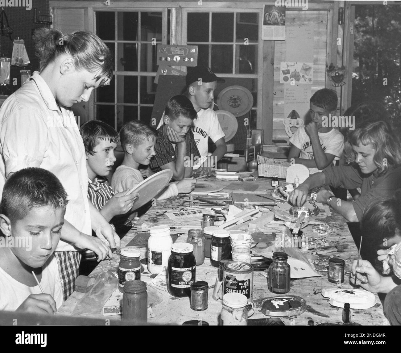 USA, Utah, Ely, Gruppe Kinder malen im camp Stockfoto