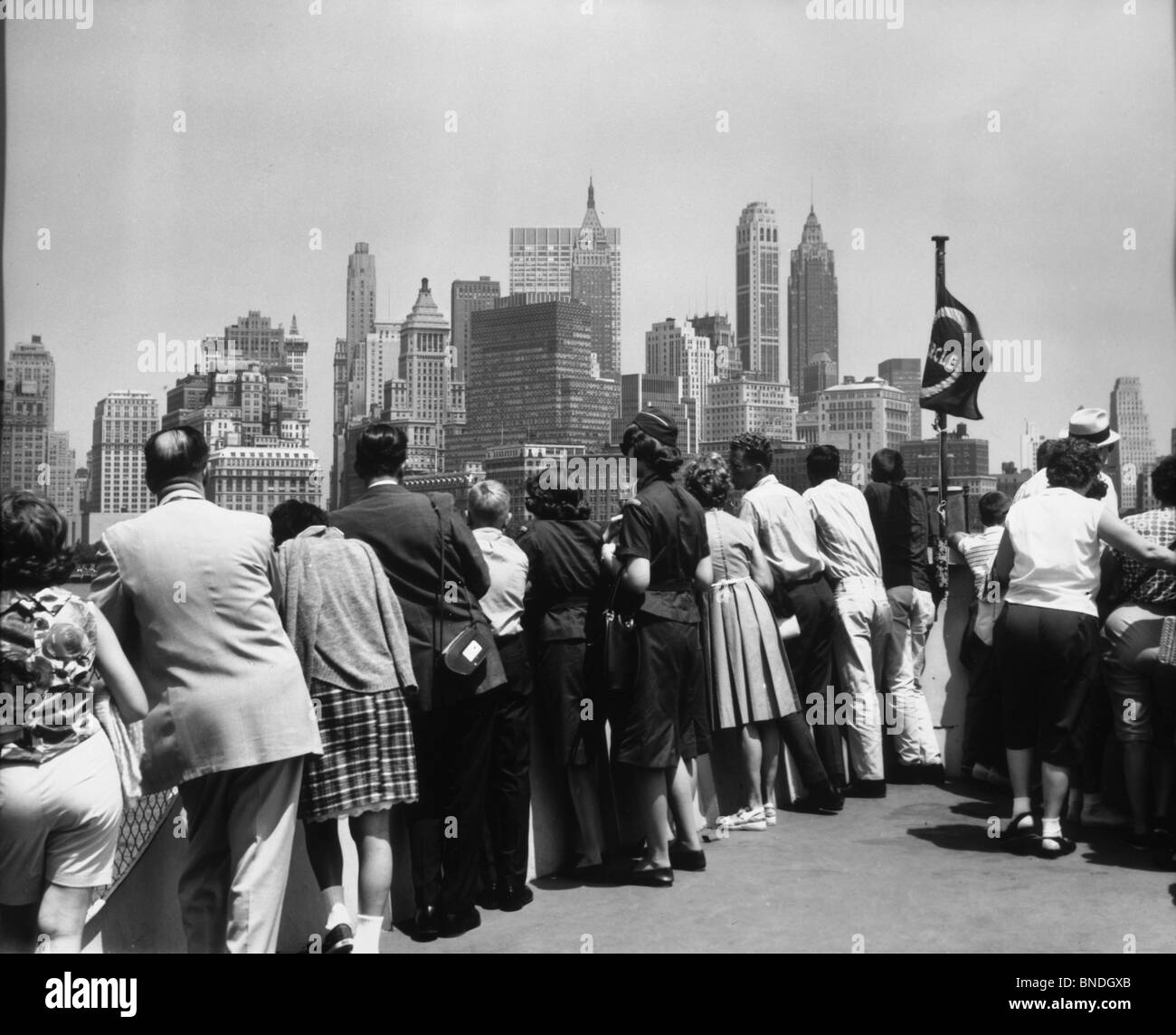 Touristen stehen auf einem Boot deck, New York City, New York State, USA Stockfoto