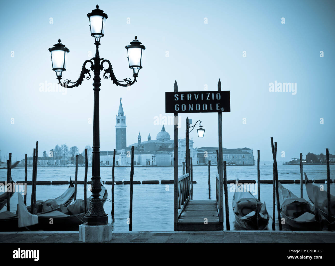 Blick auf festgemachten Gondeln und Straßenlaternen neben Canal Grande in San Marco in Venedig Italien Stockfoto