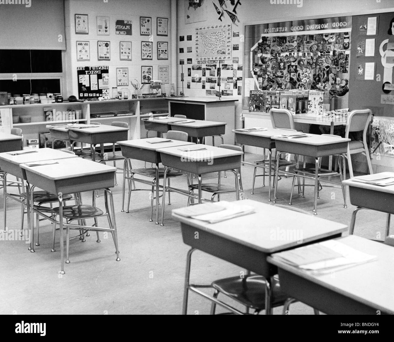 Leere Stühle in einem Klassenzimmer Stockfoto