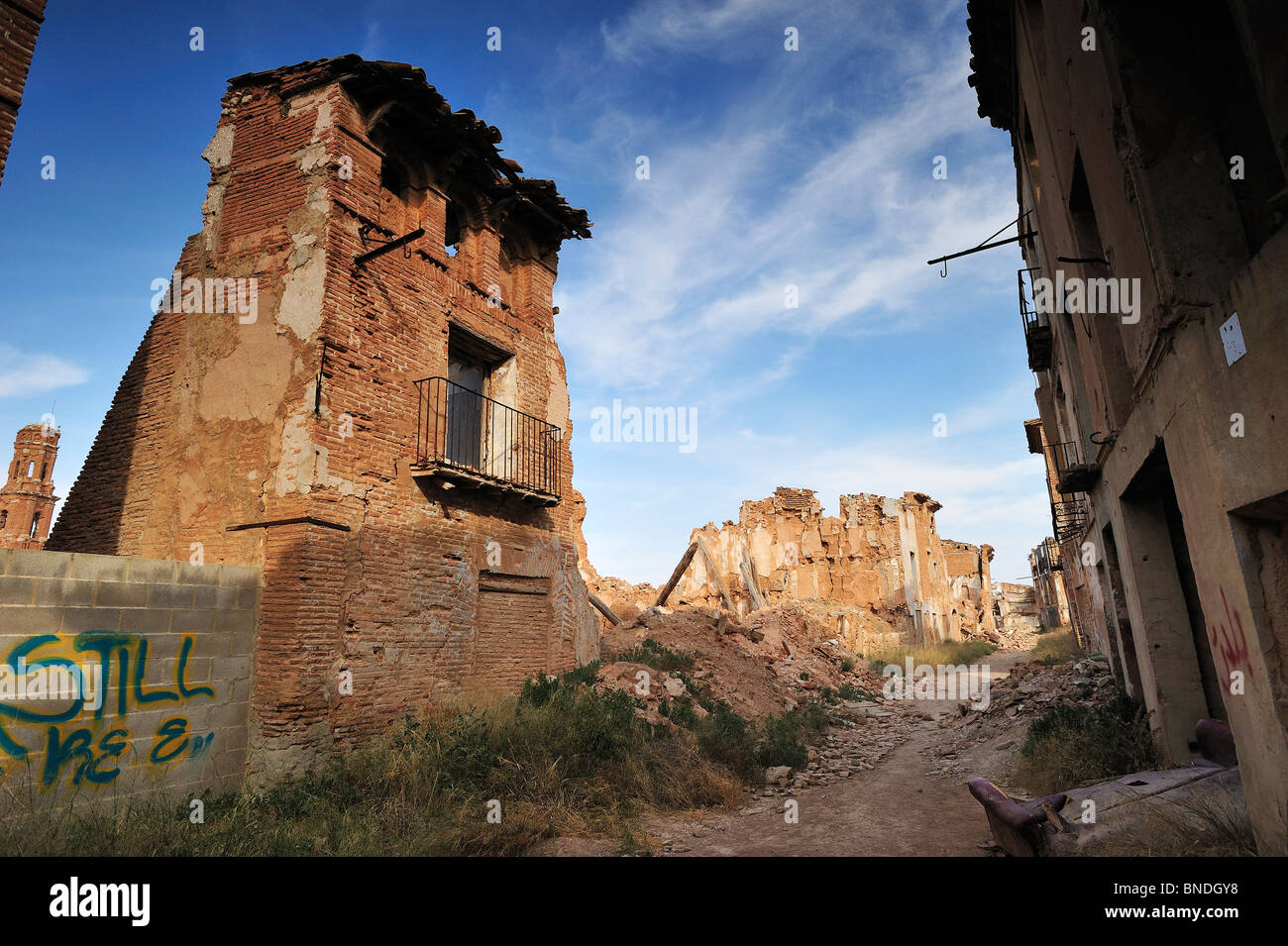 Ruinen von der Main Street in Pueblo Viejo (alte Stadt von Belchite). Stockfoto