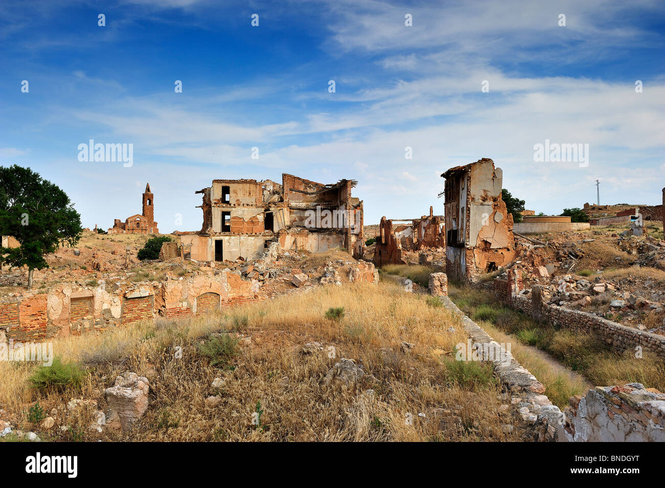 Ruinen von der Main Street in Pueblo Viejo (alte Stadt von Belchite). Stockfoto