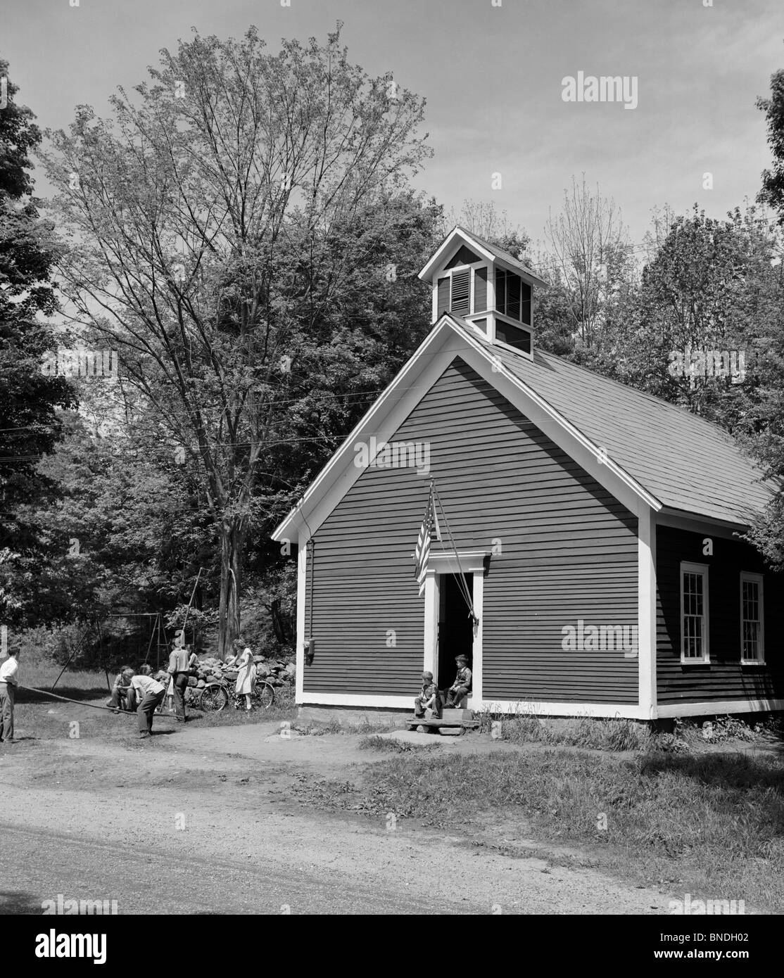 Gruppe von Kindern spielen vor einem Gebäude, Simonsville, Vermont, USA Stockfoto