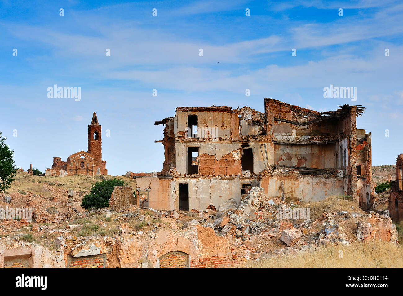 Ruinen von der Main Street in Pueblo Viejo (alte Stadt von Belchite). Stockfoto