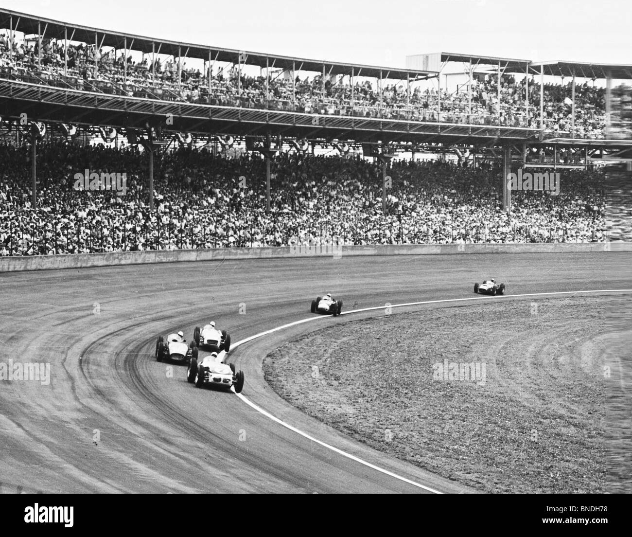 Formel 1 Rennwagen auf einer Rennstrecke zu verfolgen, Indianapolis 500, Indianapolis, Indiana, USA Stockfoto