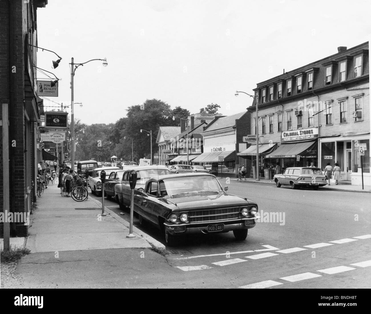 Parken in der Straße vor dem Gebäude, Concord, Massachusetts, USA Stockfoto