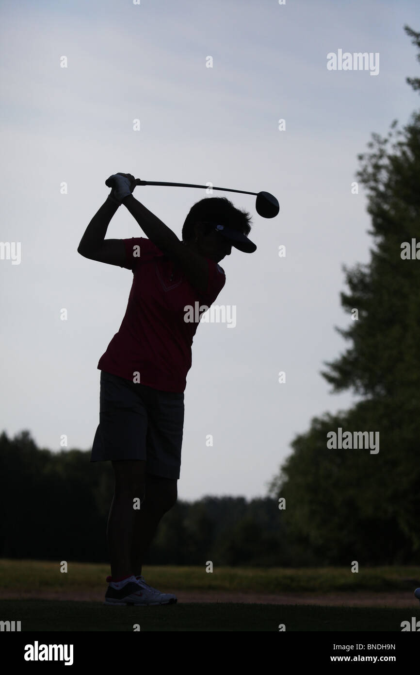 Golf Aktion Frau abschlägt NatWest Island Games 2009 auf dem Kastelholm Parcours im Sund auf Åland, 1. Juli 2009 Stockfoto