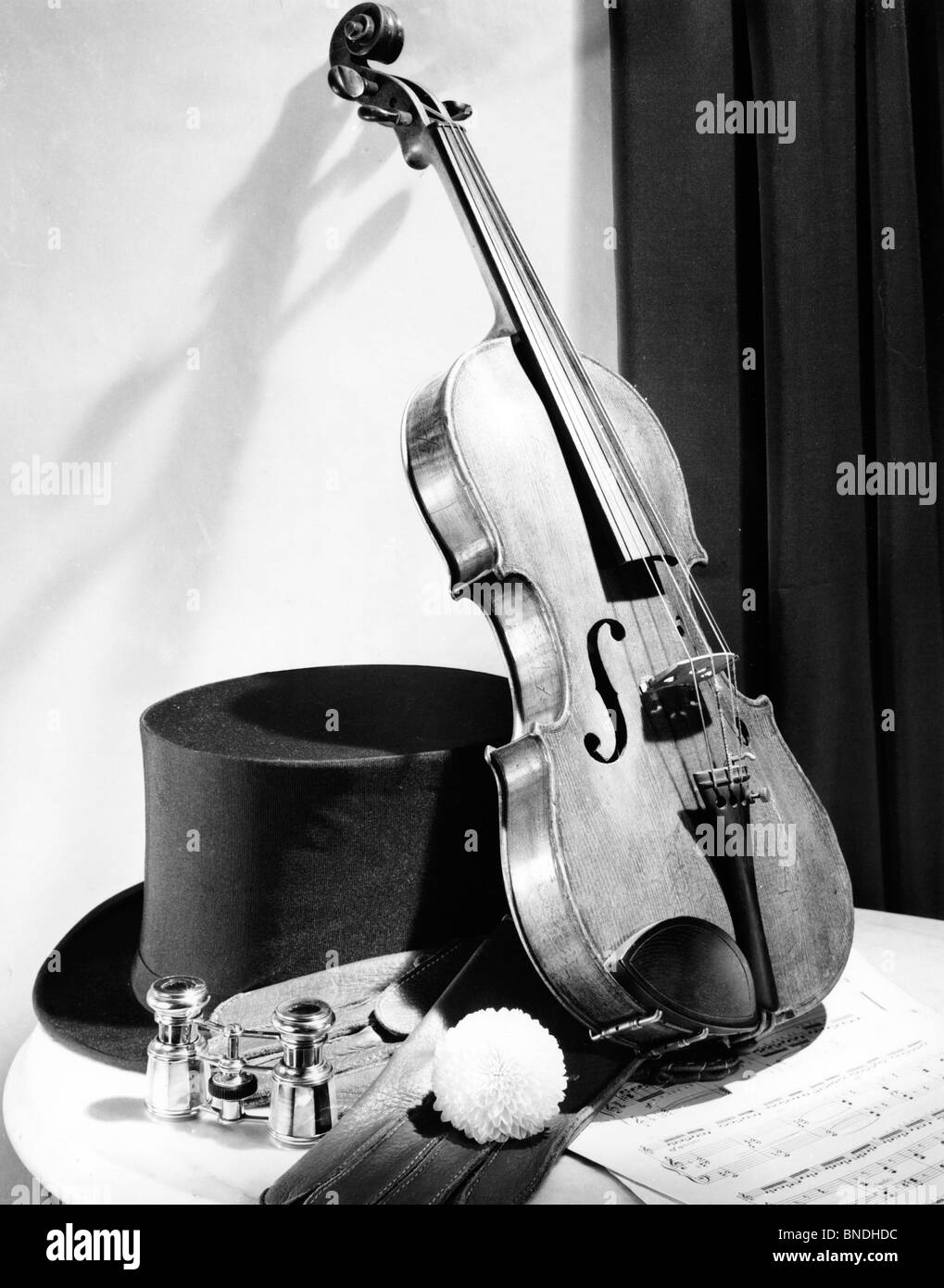 Violine mit einem Hut auf einem Tisch Stockfoto