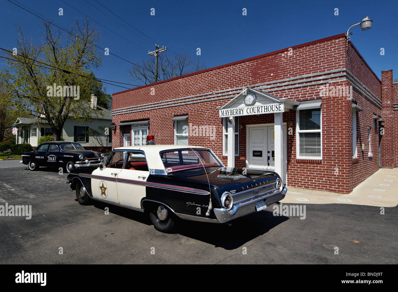 Vintage Police Car und Taxi am Gerichtsgebäude in der Innenstadt von Mount Airy, North Carolina Stockfoto