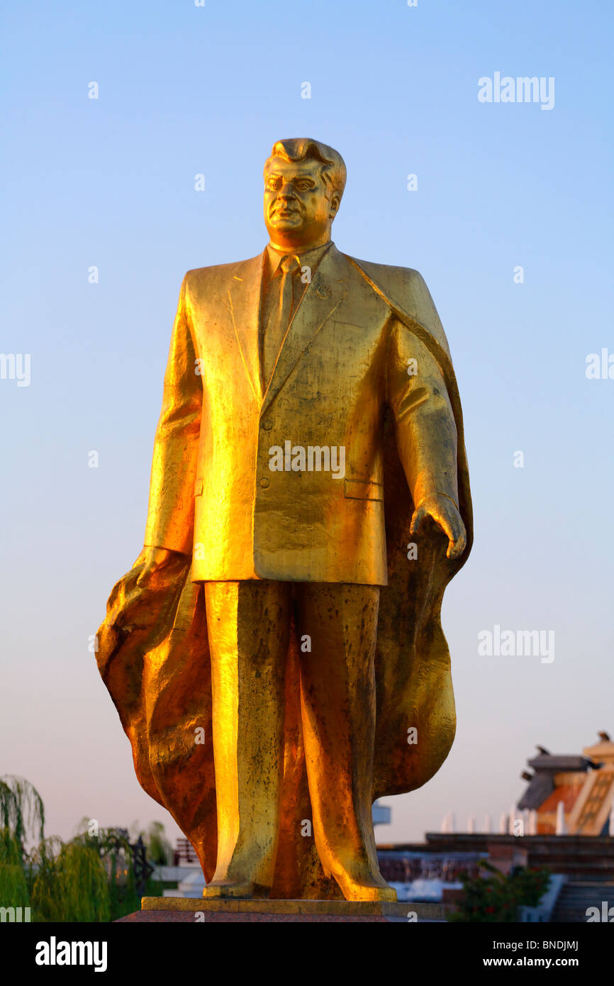 Goldene Statue von Nyýazow in der Park der Unabhängigkeit, Berzengi, Ashgabat, Turkmenistan Stockfoto