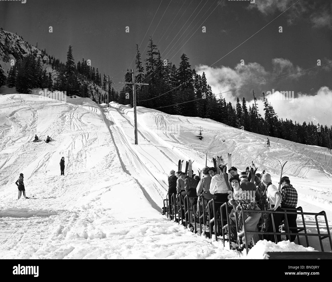 Gruppe von Menschen in einem Skilift Stockfoto