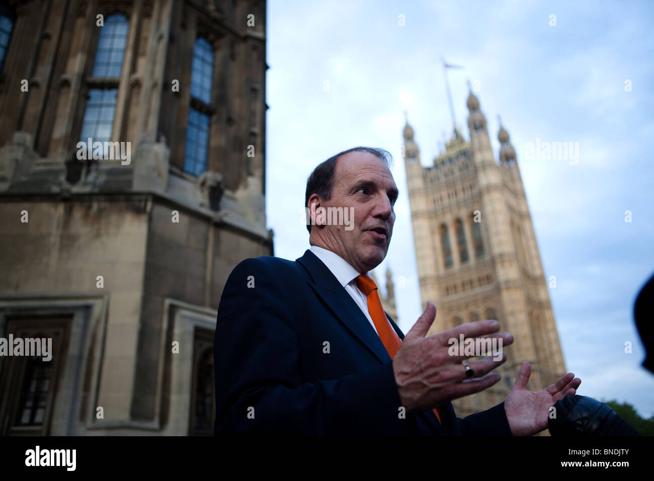 Lib Dem MP, Simon Hughes, lächelt für Kameras außerhalb Westminster nach dem Sieg seiner Partei Vote für stellvertretende Vorsitzende Stockfoto