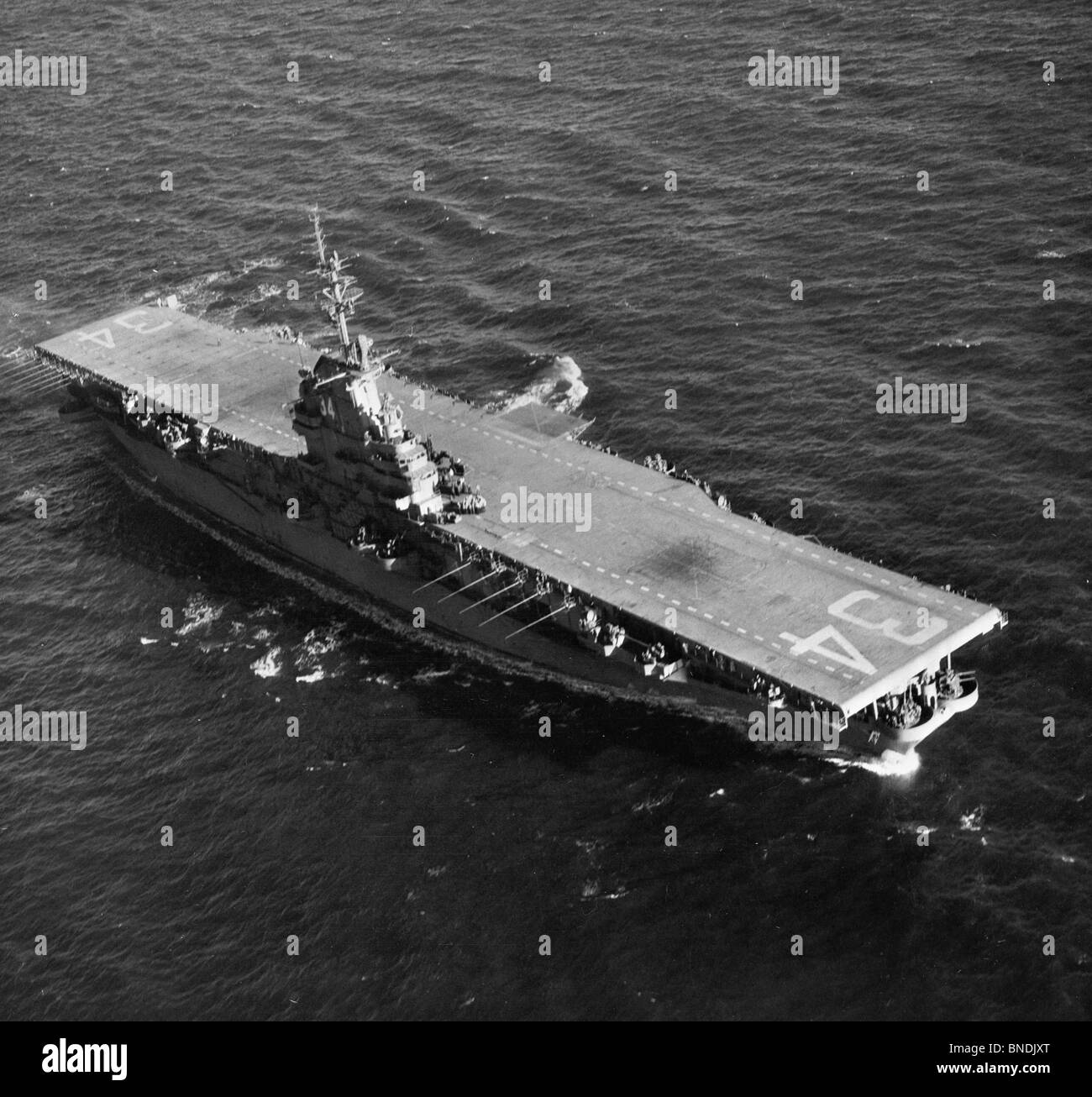 Erhöhte Ansicht eines Flugzeugträgers im Meer, USS Oriskany (CV-34) Stockfoto