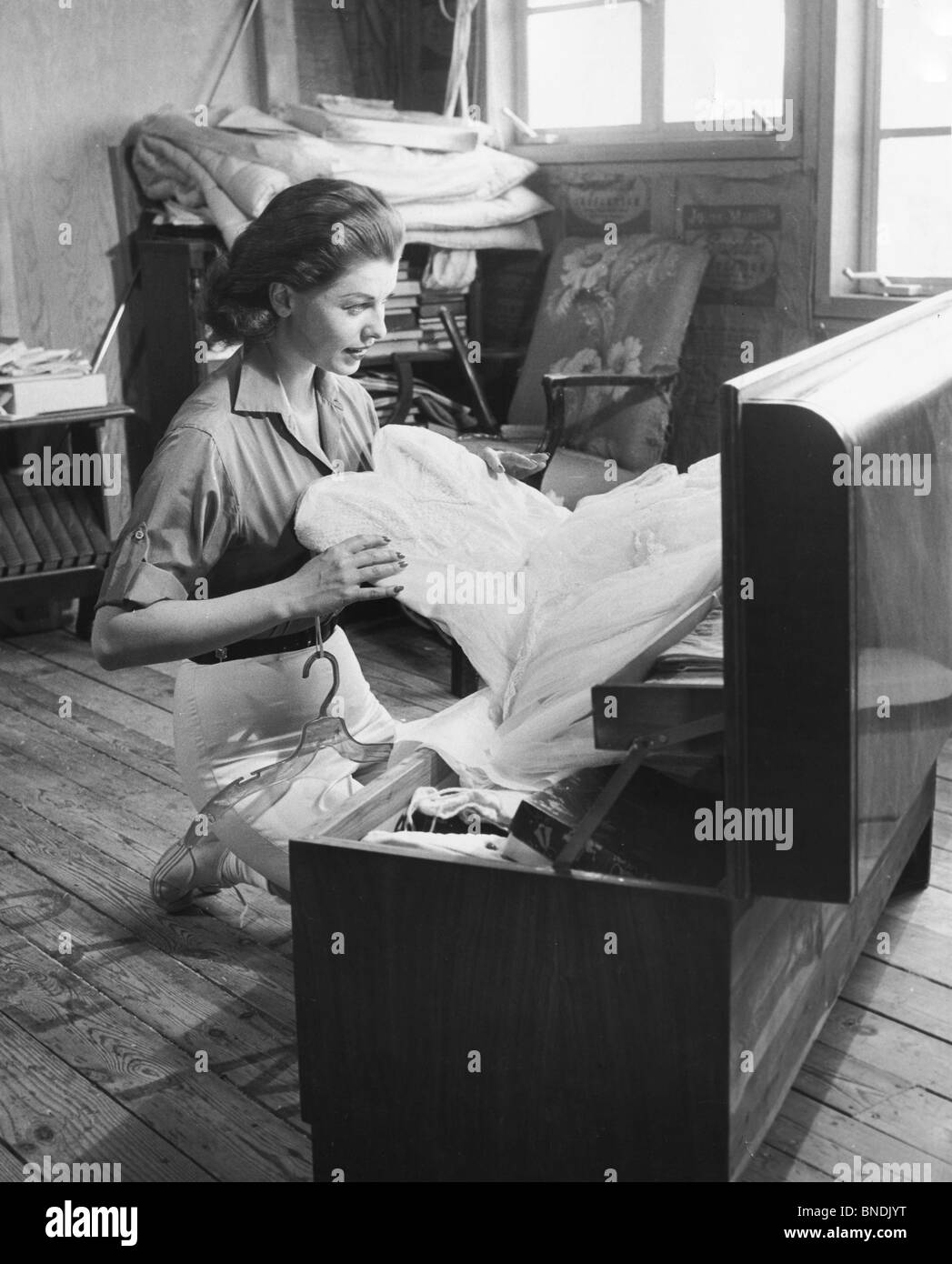 Junge Frau, die Kleidung aus einem Stamm Stockfoto