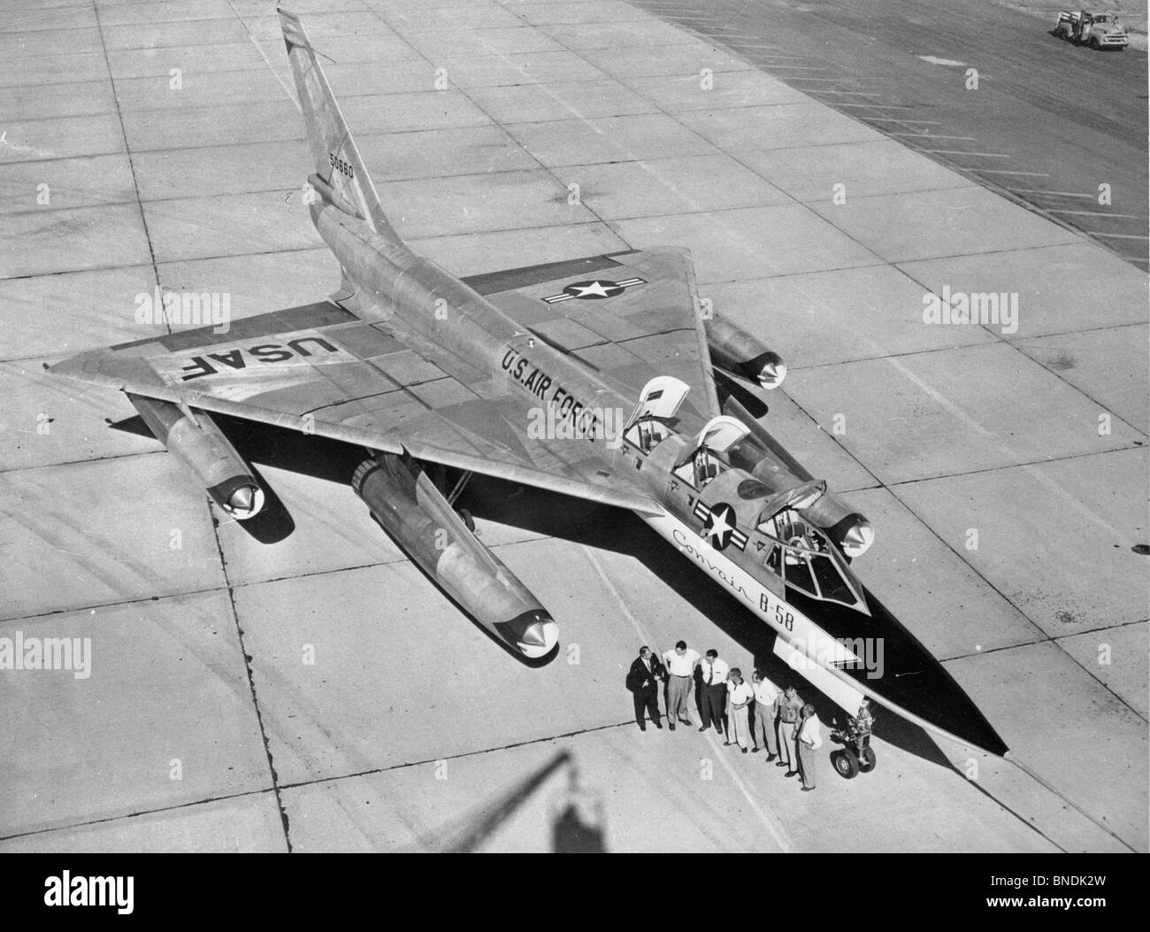 Erhöhte Ansicht einer Gruppe von Menschen stehen in der Nähe eines Kampfflugzeugs, b-58 Hustler Stockfoto