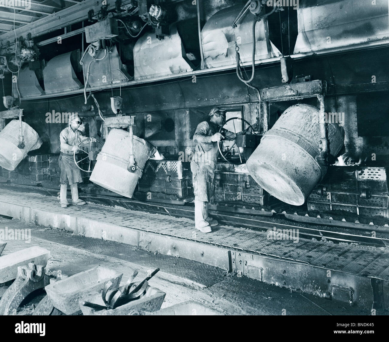 Menschen, die in einer fabrik der 1950er jahre arbeiten Fotos und Bildmaterial in hoher