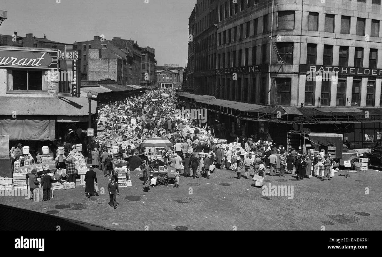 Gruppe von Menschen in einem Straßenmarkt, Boston, Massachusetts, USA Stockfoto