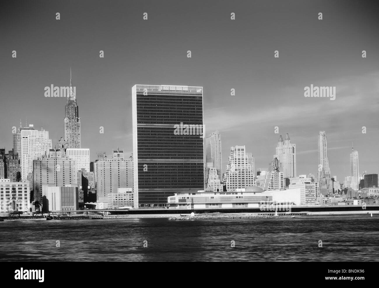 Wolkenkratzer auf der Uferpromenade, Gebäude der Vereinten Nationen, Manhattan, New York City, New York, USA Stockfoto