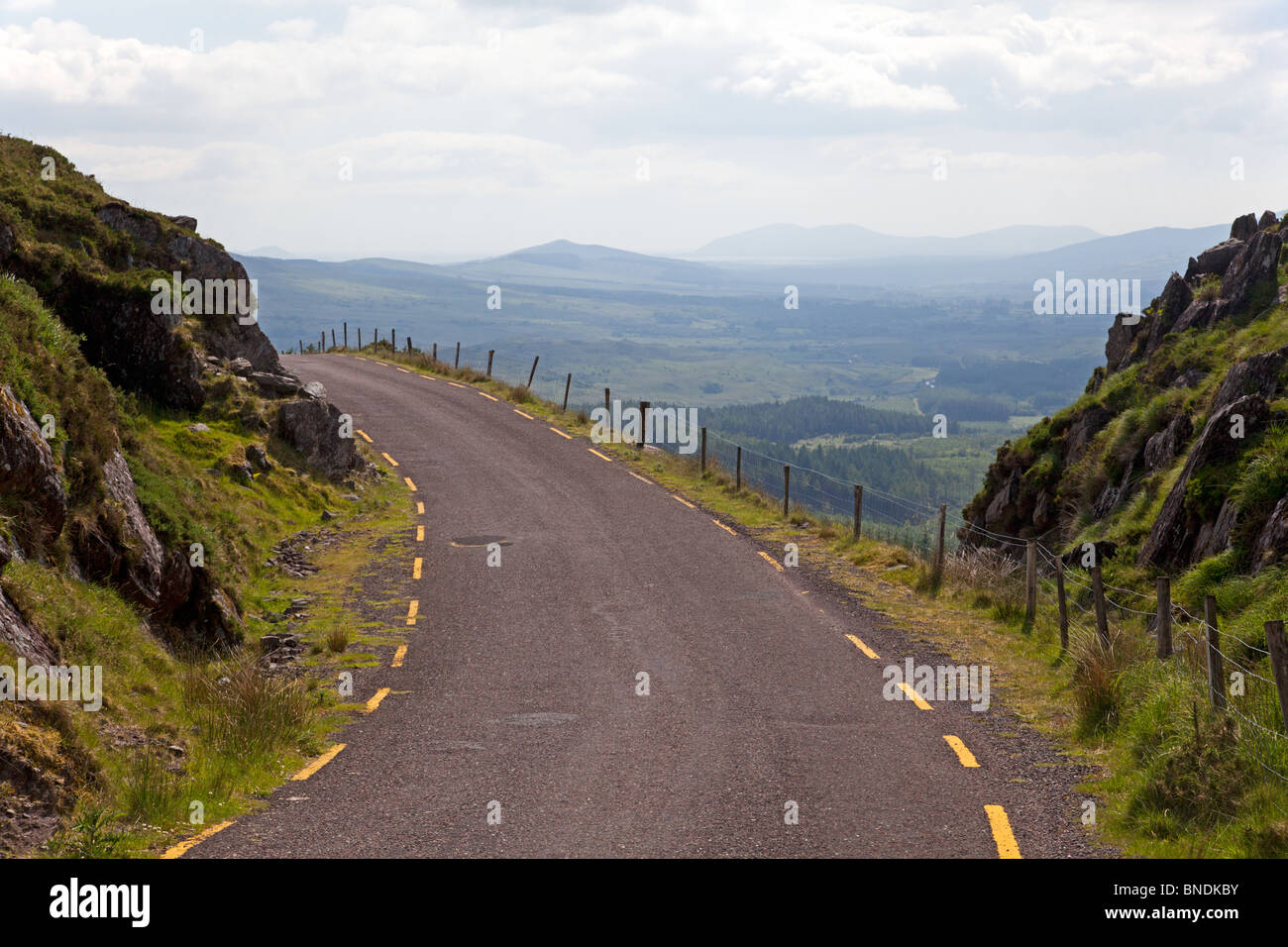 Straße über den Ballaghisheen Pass, Co. Kerry, Irland Stockfoto