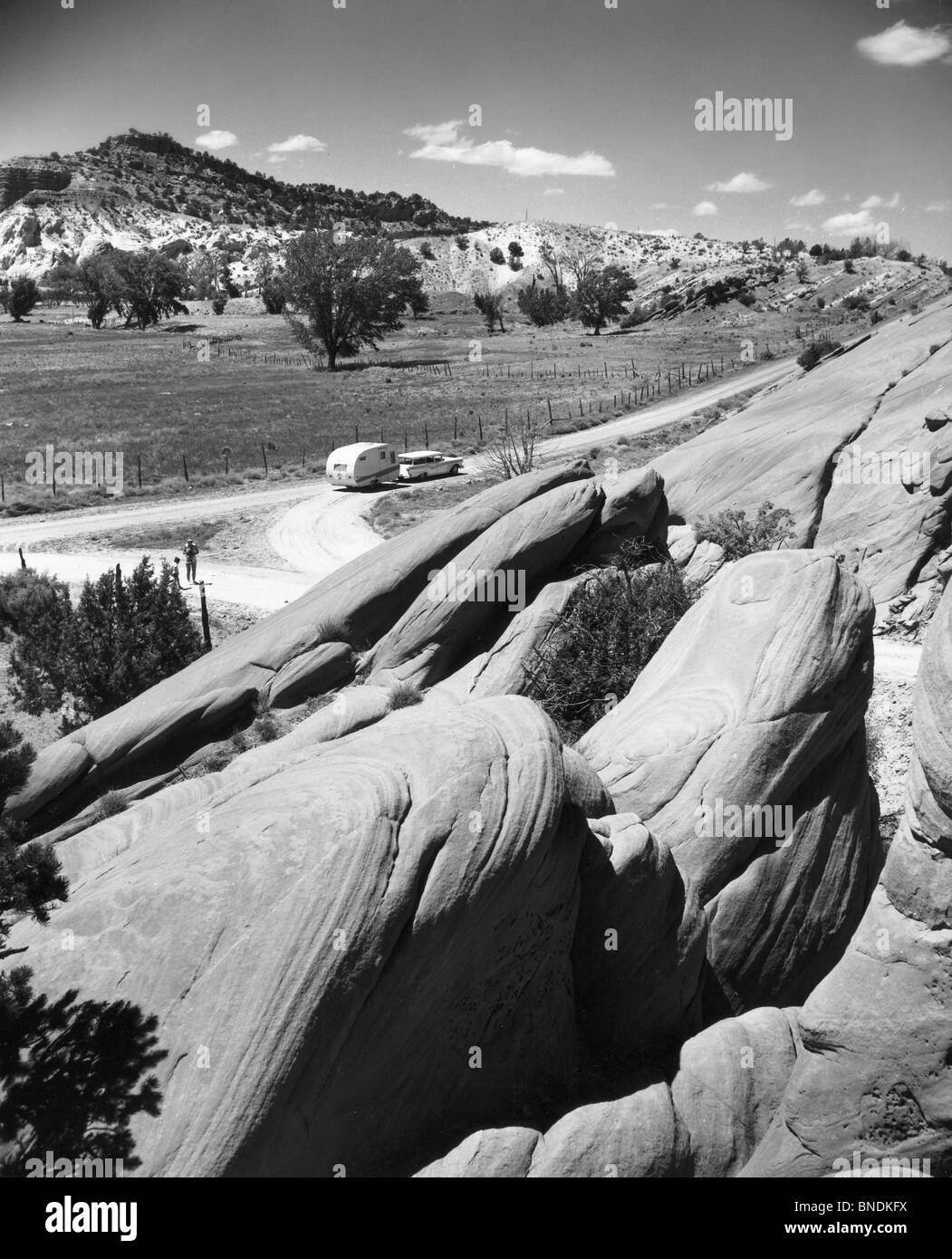 Erhöhte Ansicht eines Autos mit einem Wohnmobil auf einem Feldweg, Escalante Canyons, Utah, USA Stockfoto