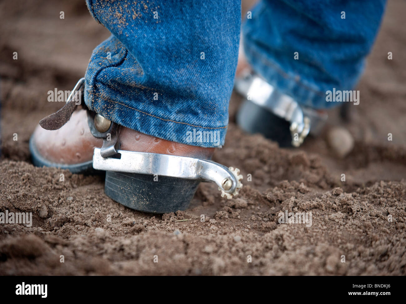 Ein paar Sporen auf Stiefel am Rodeo eines Kindes. Stockfoto