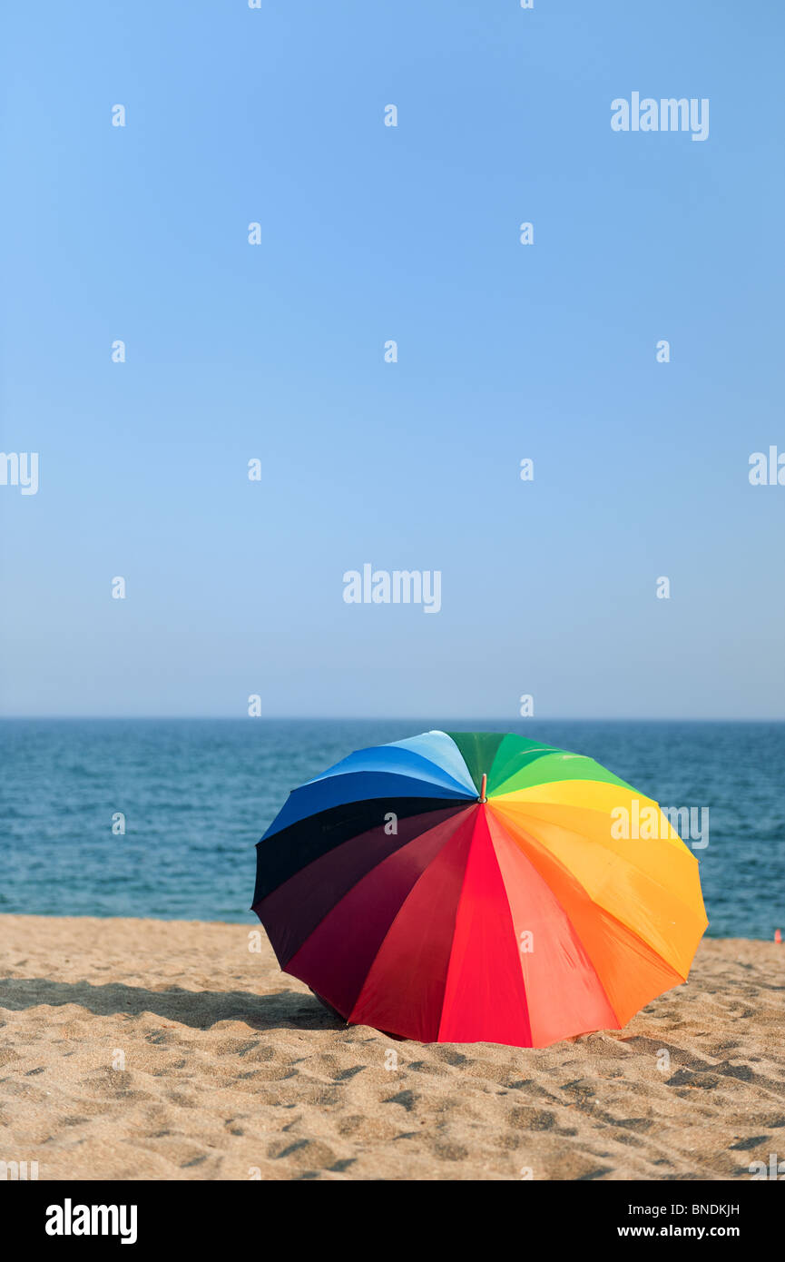 Bunten Sonnenschirm Strand Landschaft mit niemand Stockfoto