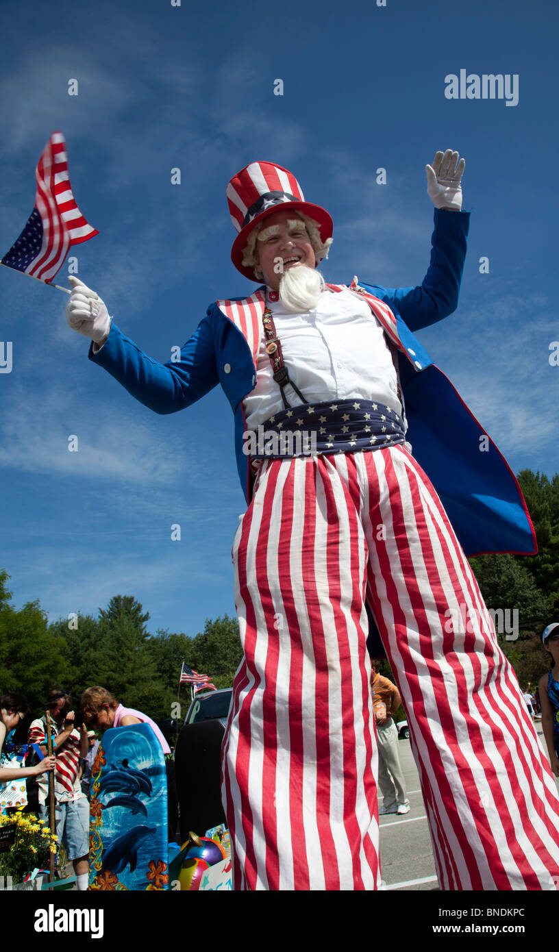 Amherst, New Hampshire - Uncle Sam auf Stelzen auf der 4.Juli Parade in einer kleinen Stadt in New England. Stockfoto