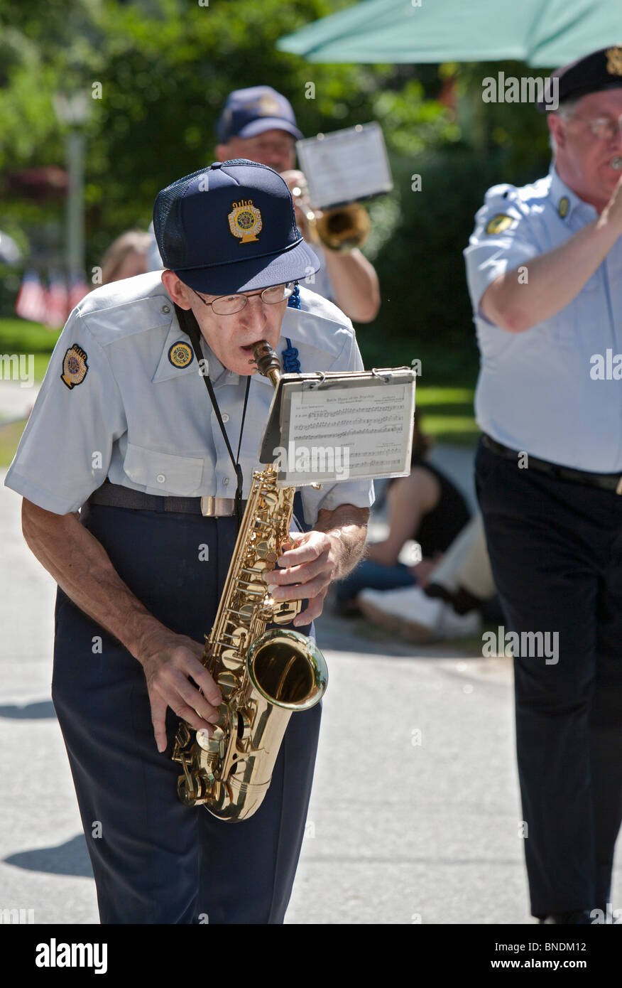 Älterer Mann spielt Saxophon 4.Juli Parade Stockfoto