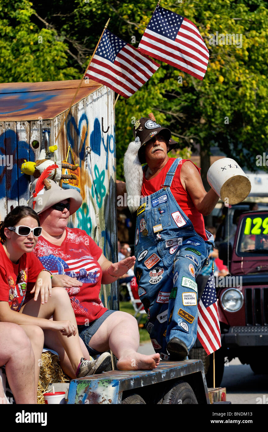 Hillbilly Schwimmer in älteste kontinuierliche Independence Day Parade in Amerika im neuen Pekin, Indiana Stockfoto