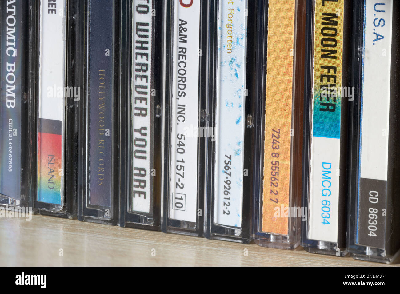 Reihe von alten cd-Album-Fälle in Großbritannien Stockfoto