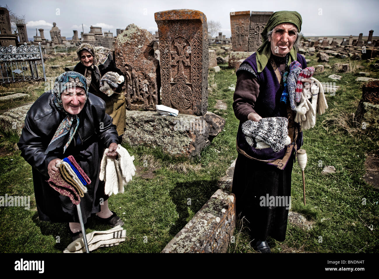 Alte Damen verkaufen wollenen Kleidungsstücke, Noraduz Friedhof, Sevan See, Armenien Stockfoto