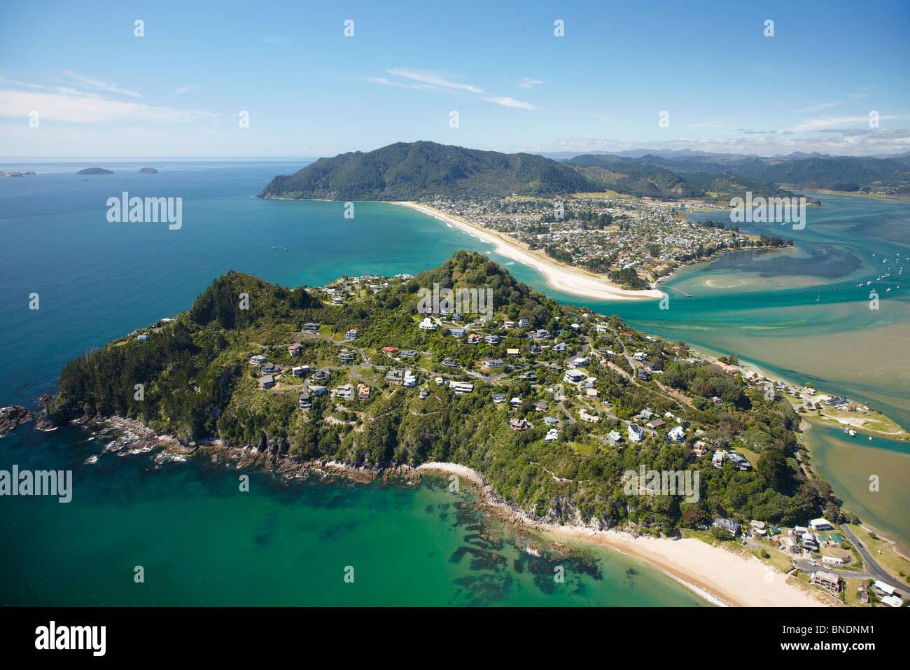 Paku Hill, Pauanui und Tairua Hafen, Coromandel Peninsula, North Island, Neuseeland - Antenne Stockfoto