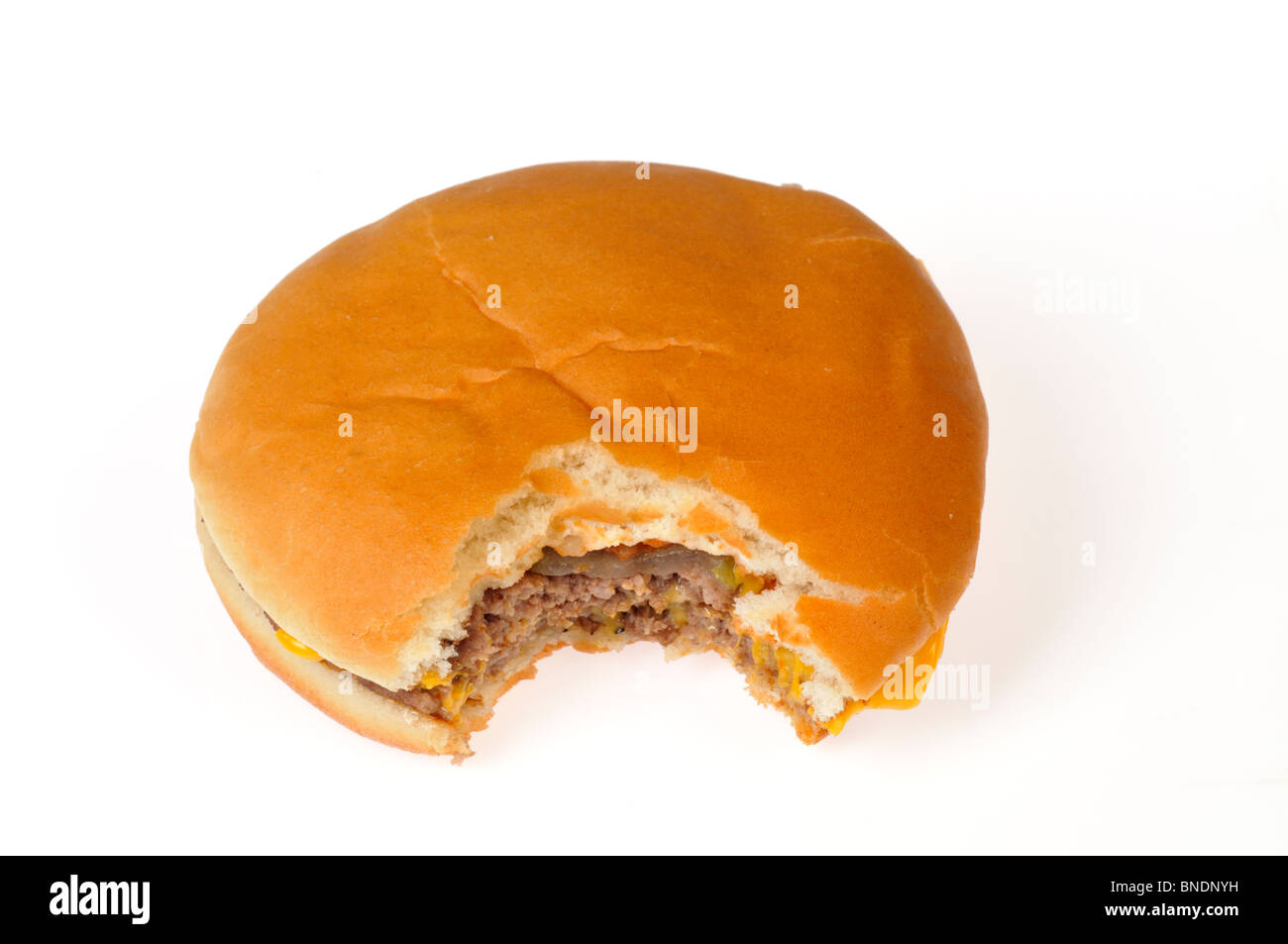 McDonalds Cheeseburger mit Biss fehlt Ausschnitt. Stockfoto