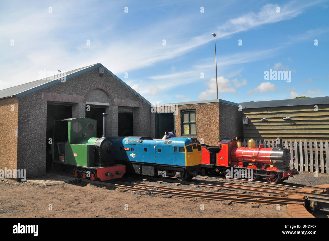 alten Zug Motoren in die Anschlussgleise eines Miniatur aber operative Bahn stationiert. Stockfoto