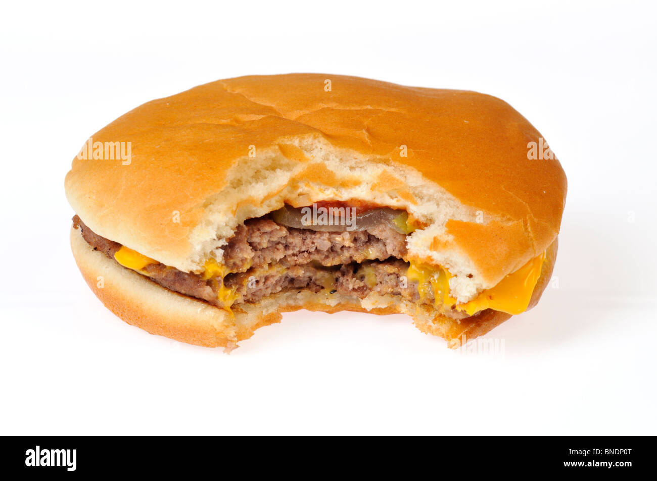 McDonalds double Cheeseburger mit Biss fehlt. Ausschnitt Stockfoto