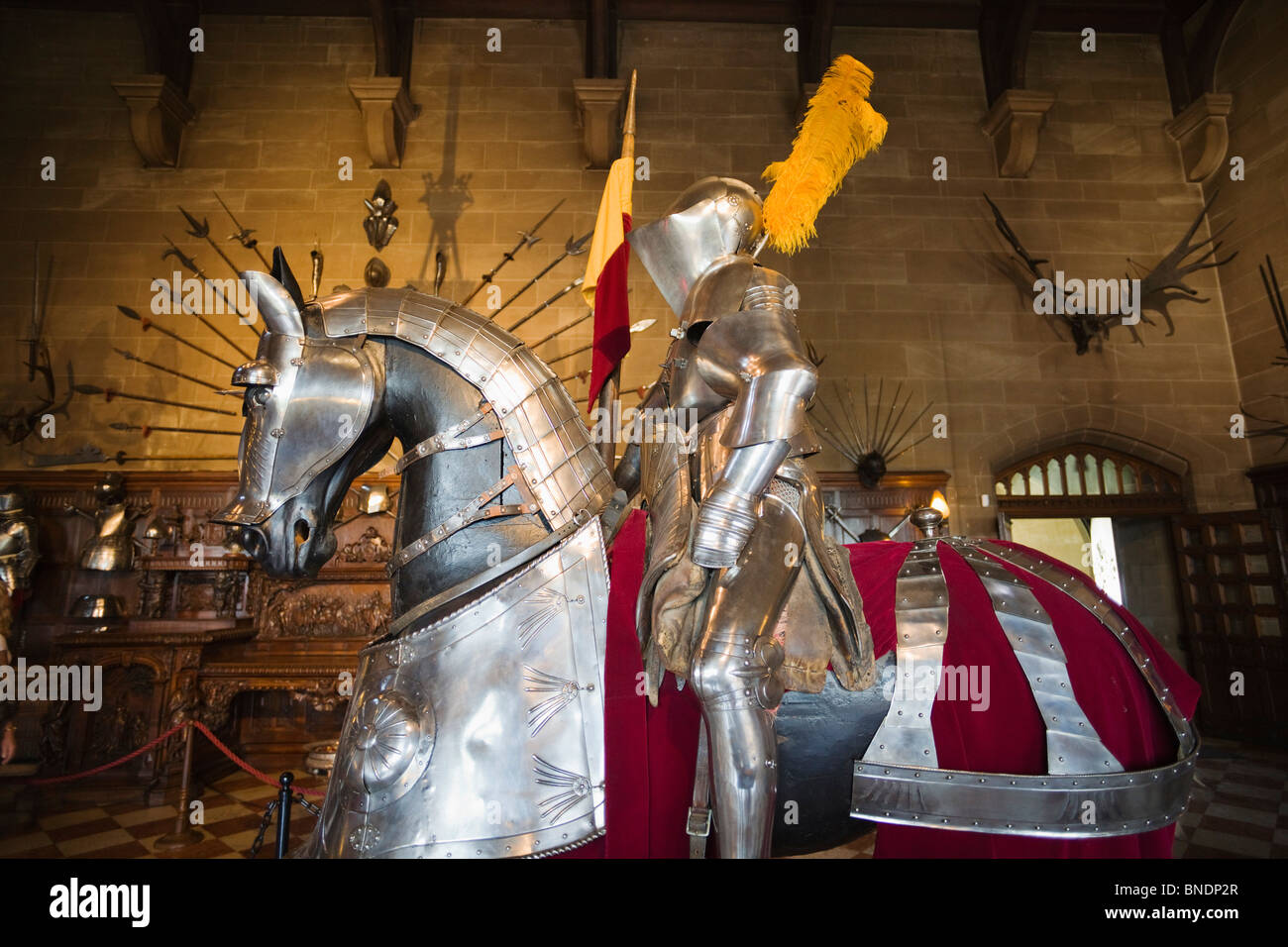 Statue von Ritter in Rüstung Anzug auf einem Pferd in einem Schloss, Warwick Castle, Warwick, Warwickshire, England Stockfoto