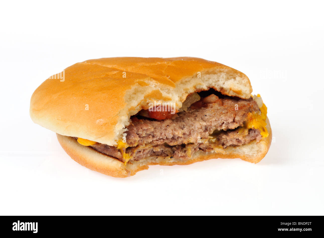 McDonalds double Cheeseburger mit Biss fehlt Ausschnitt Stockfoto