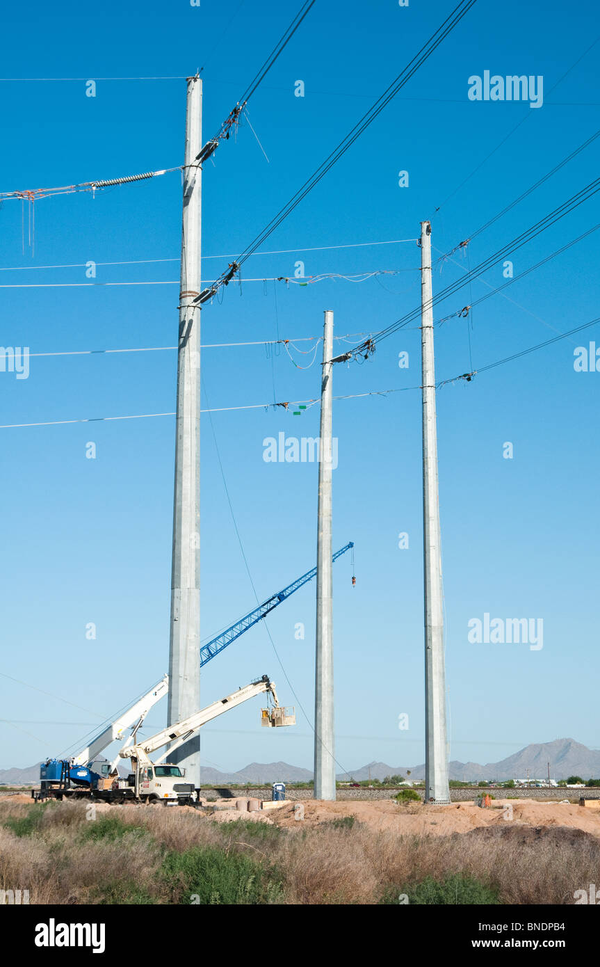 Große neue Strommasten sind für Übertragungsleitungen in Pinal Grafschaft, Arizona vorbereitet wird. Stockfoto