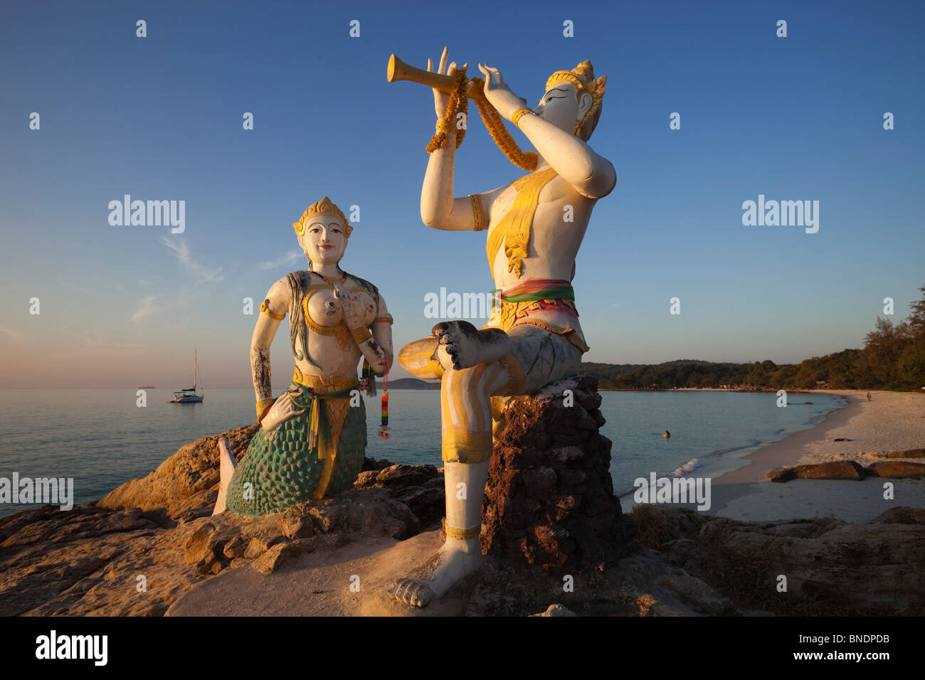 Statuen von einem Flötenspieler und eine Meerjungfrau am Strand, Sai Kaew Beach, Ko Samet, Thailand Stockfoto