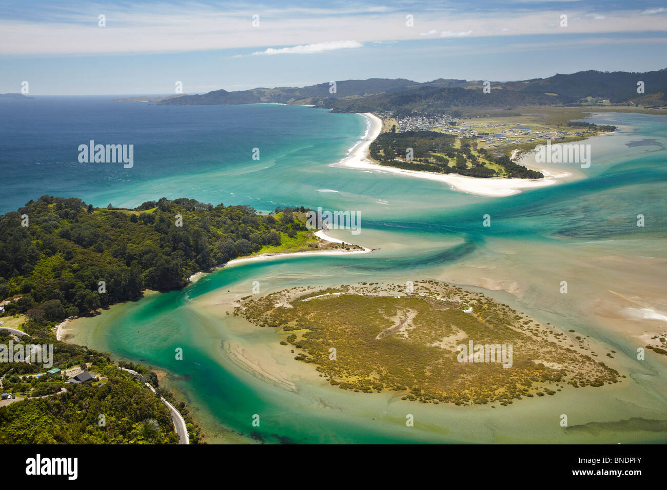 Whangapoua Hafen und Matarangi, Coromandel Peninsula, North Island, Neuseeland - Antenne Stockfoto