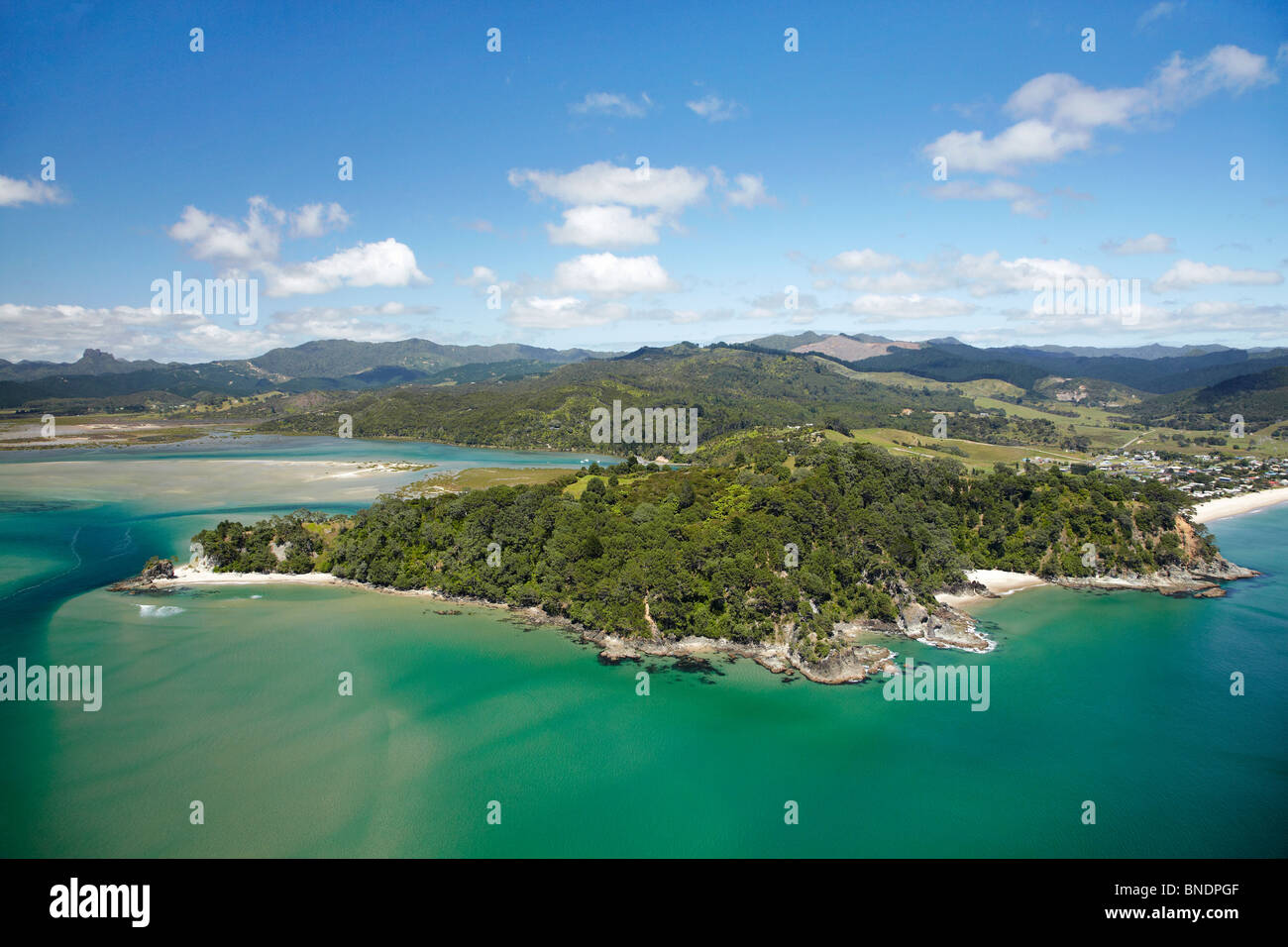 Whangapoua Hafen, Te Rehutae Punkt und Whangapoua, Coromandel Peninsula, North Island, Neuseeland - Antenne Stockfoto