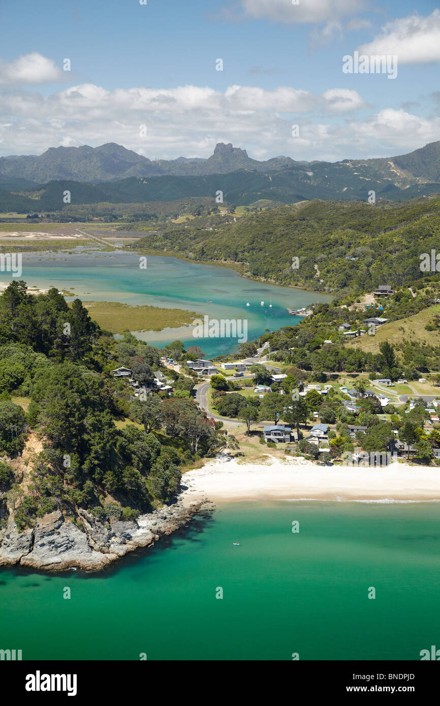 Whangapoua, und Whangapoua Hafen, Coromandel Peninsula, North Island, Neuseeland - Antenne Stockfoto